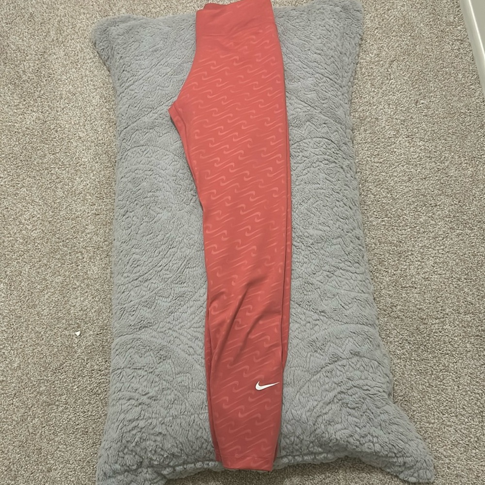 WOMENS XS LEGGINGS NEVER BEEN WORN, NEW WITH TAGS, DD5388-622